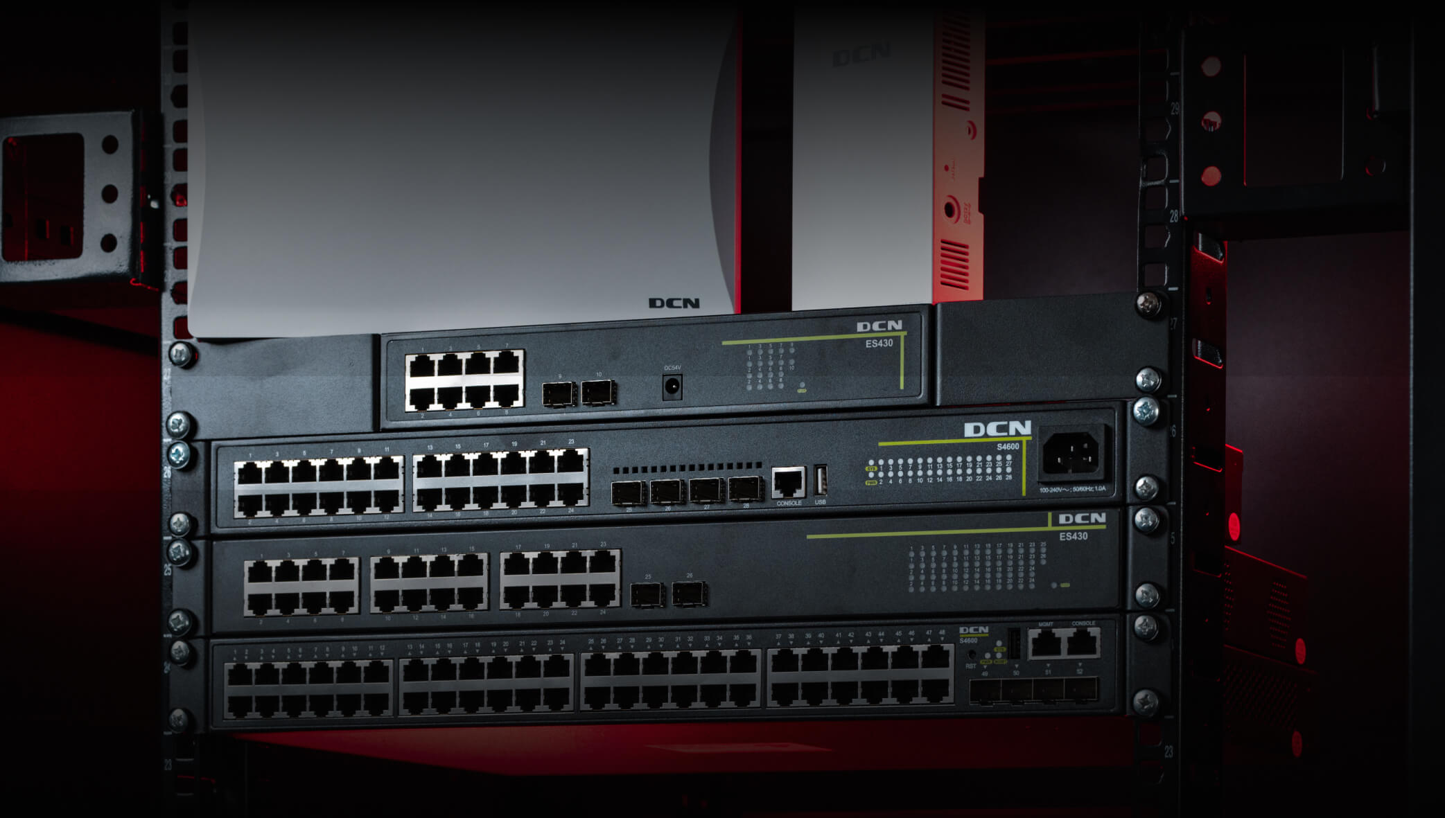 Przełączniki DCN ES430 i S4600 zamontowane w szafie rack